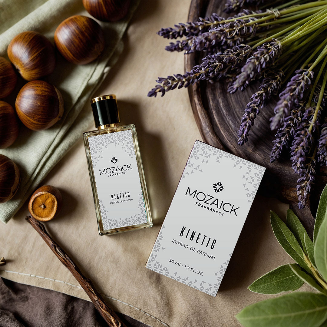 KINETIC Extrait de Parfum 50 ml von MOZAICK – Flakon und Verpackung mit Kastanien, Lavendel und Salbeiblättern